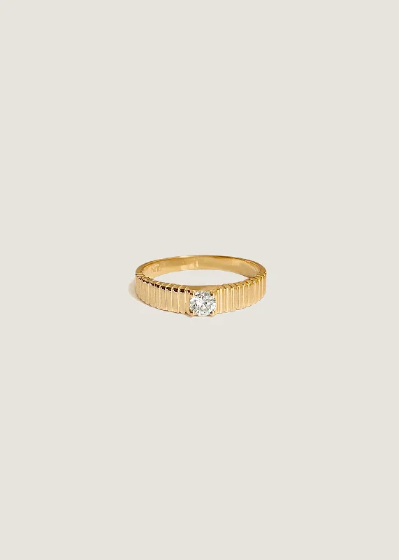 Petite Classic Solis Ribbed Ring Diamond